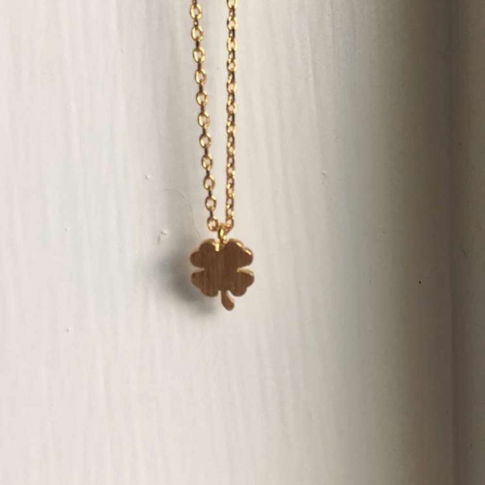 Golden four leaf clover necklace. NWOT. very cute